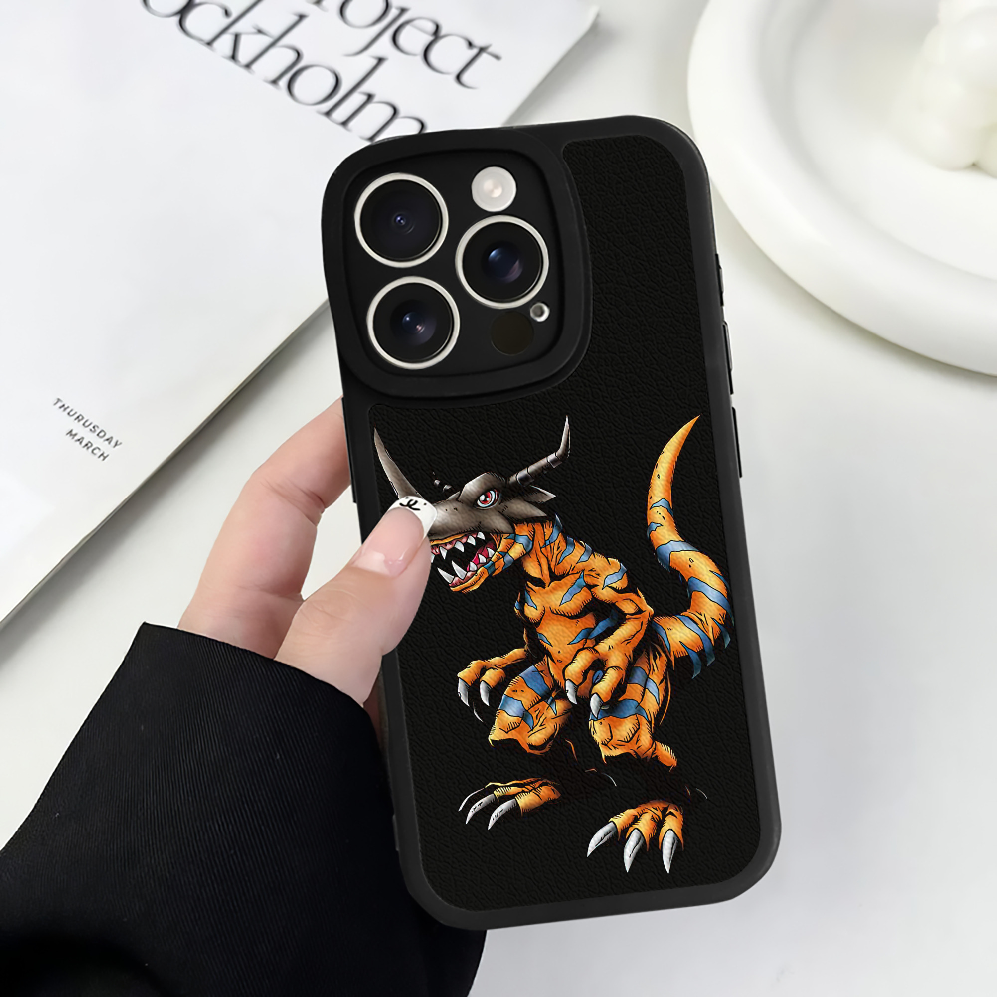 （画像用） Digimon デジタルモンスター/デジモン 【iPhone 16シリーズ対応】シリコンスマホケース（レザー調） 材質：シリコン